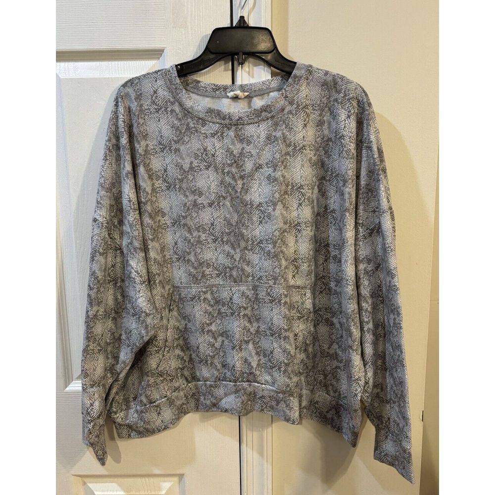 Peach Love Long Sleeve Shirt Womens Sz S Gray Snake Print
